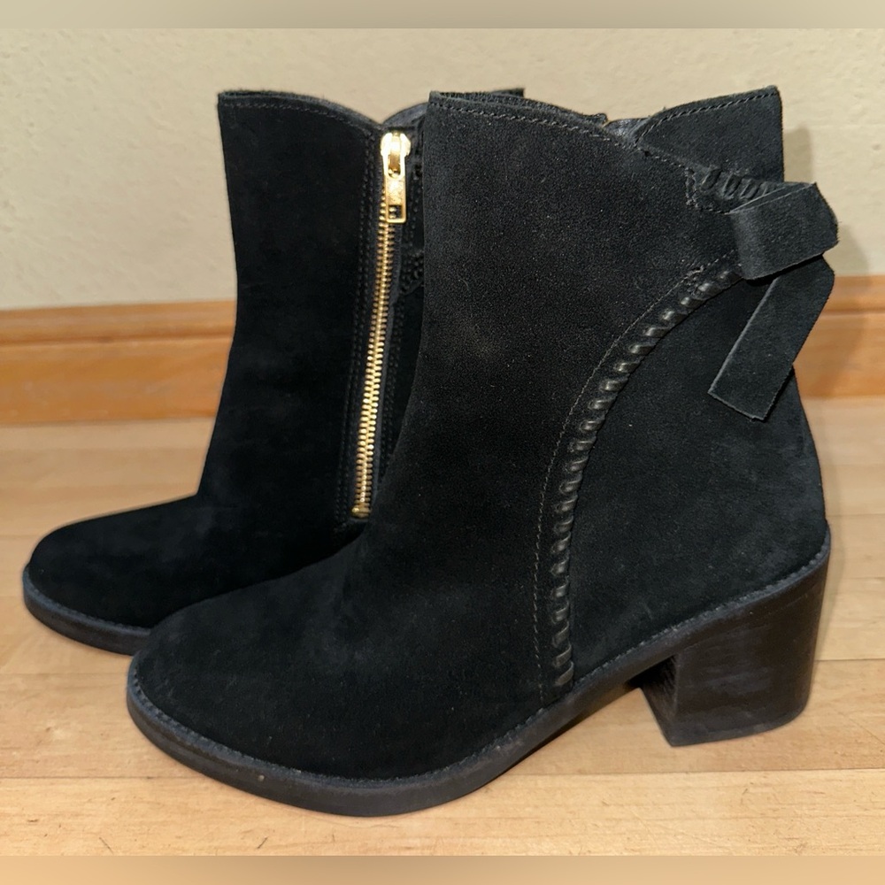 Lightly Worn UGG Women Whipstitch Black Suede Bow Zip Booties boots heels 8 M